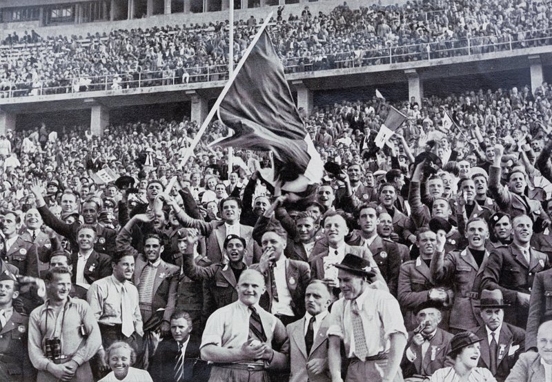 Italian fans supporting their athletes in the stadium at the Olympic Games, Berlin, Germany بواسطة مصور فوتوغرافي ألماني