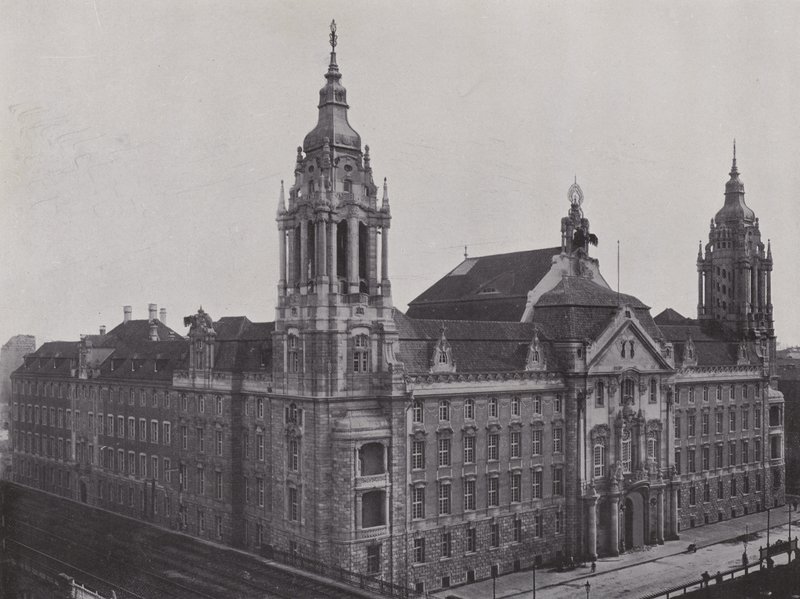 المحكمة الإقليمية في Neue Friedrich-Strasse (b / w photo) بواسطة مصور فوتوغرافي ألماني