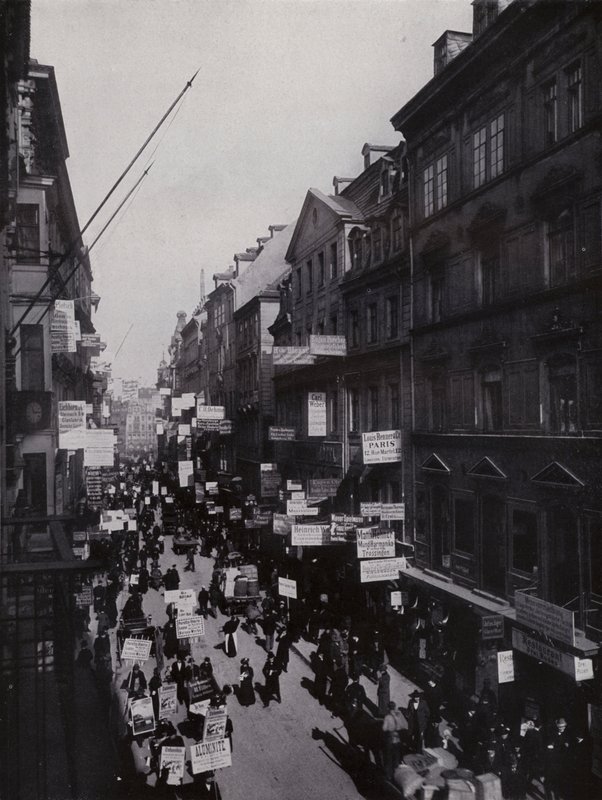 لايبزيغ: Petersstrasse خلال المعرض (صورة بالأبيض والأسود) بواسطة مصور فوتوغرافي ألماني