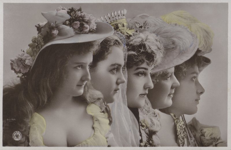 Line of women in historical dress (colour photo) بواسطة مصور فوتوغرافي ألماني