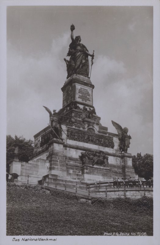 Nationaldenkmal ، نصب تذكاري لإحياء ذكرى توحيد ألمانيا ، Rudesheim am Rhein ، هيس (b / w photo) بواسطة مصور فوتوغرافي ألماني