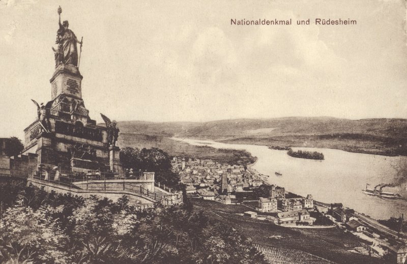 Nationaldenkmal ، نصب تذكاري لإحياء ذكرى توحيد ألمانيا ، Rudesheim am Rhein ، هيس (b / w photo) بواسطة مصور فوتوغرافي ألماني