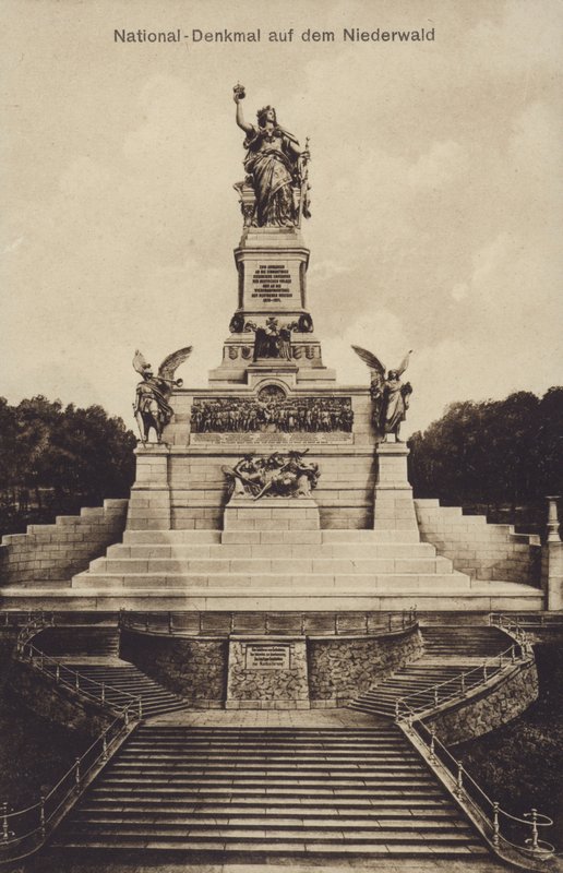 Nationaldenkmal ، نصب تذكاري لإحياء ذكرى توحيد ألمانيا ، Rudesheim am Rhein ، هيس (b / w photo) بواسطة مصور فوتوغرافي ألماني