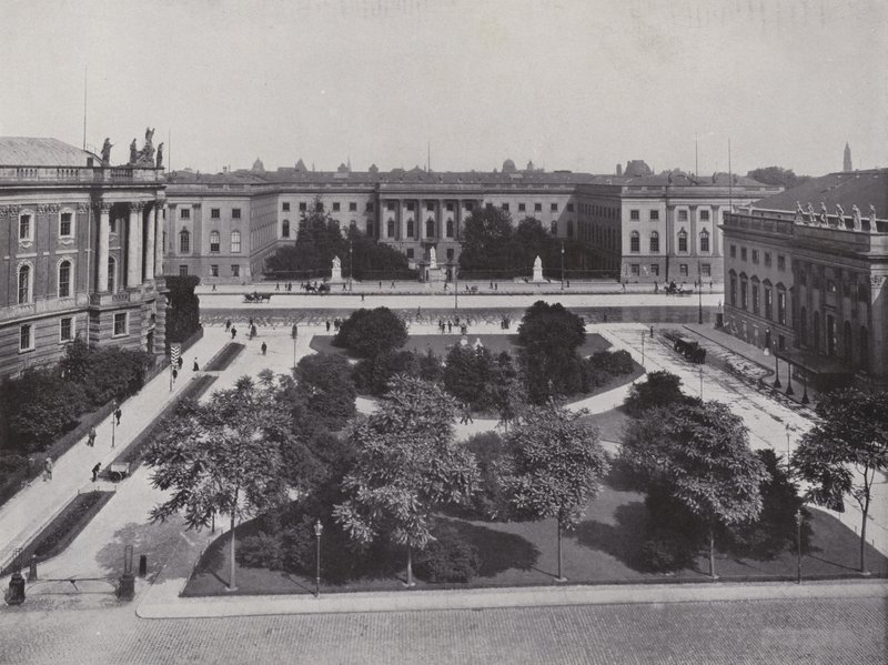 Opernplatz (صورة b / w) بواسطة مصور فوتوغرافي ألماني