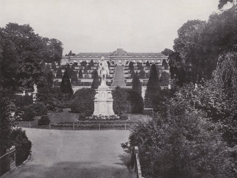 بوتسدام ، نصب تذكاري لـ Friedrich Des Grosse وإطلالة على قصر Sanssouci (صورة b / w) بواسطة مصور فوتوغرافي ألماني
