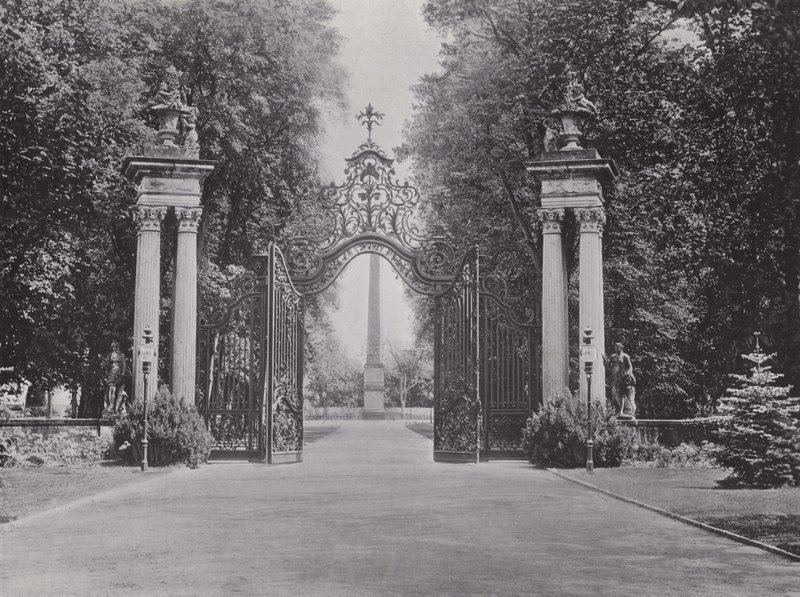 Potsdam, Eingang Zum Park Von Sanssouci (b/w photo) بواسطة مصور فوتوغرافي ألماني