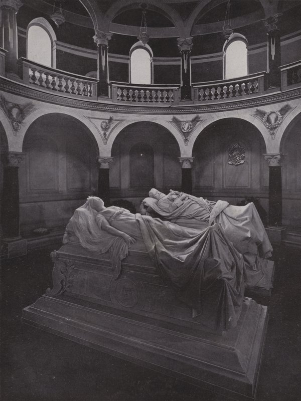 Potsdam, Friedenskirche, Mausoleum mit Sarkophagen des Kaisers und der Kaiserin Friedrich (b/w photo) بواسطة مصور فوتوغرافي ألماني