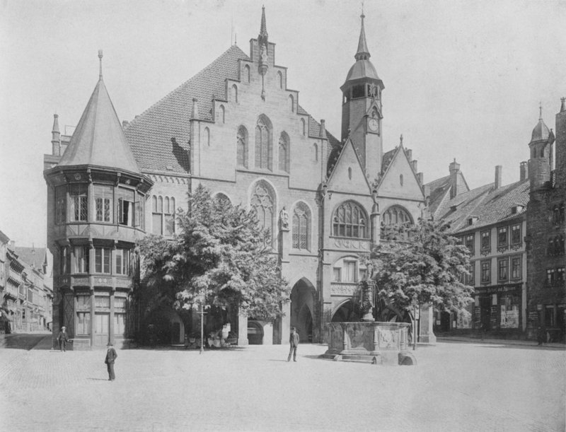 Rathaus (b / w photo) بواسطة مصور فوتوغرافي ألماني