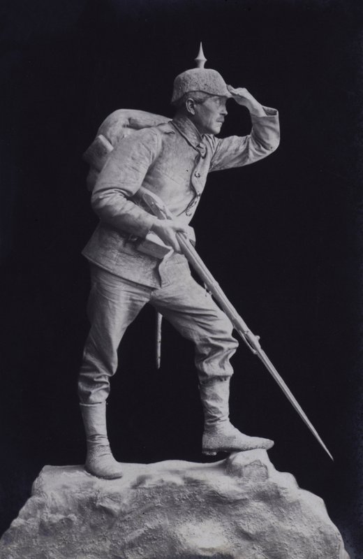 Sculpture of a First World War German soldier looking across the battlefield (b/w photo) بواسطة مصور فوتوغرافي ألماني