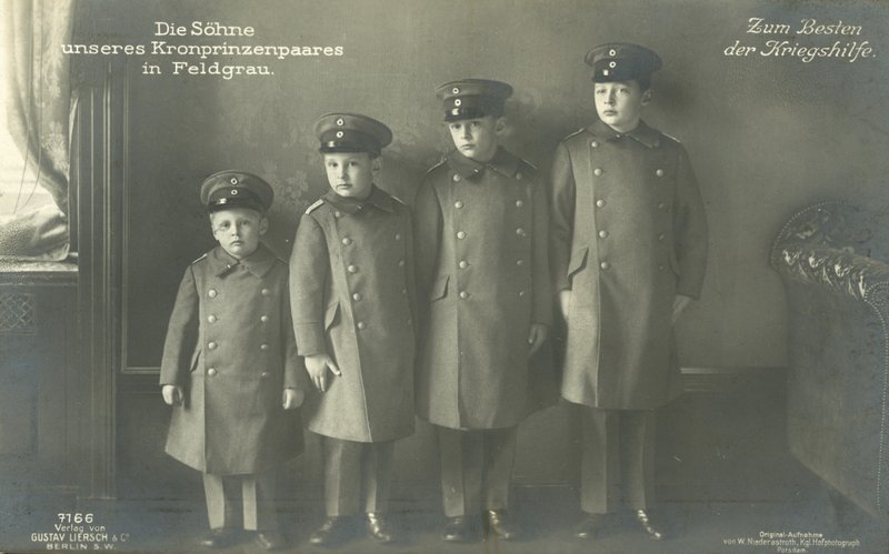 The sons of Crown Prince Wilhelm of Germany in military uniform (b/w photo) بواسطة مصور فوتوغرافي ألماني