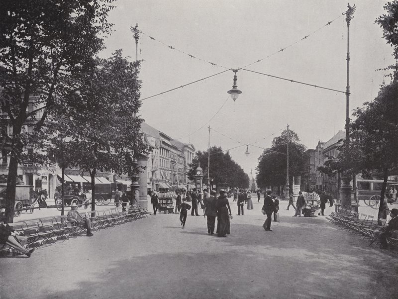 Unter Den Linden, Mittelallee und Durchblick auf das Denkmal Friedrich des Grossen (b/w photo) بواسطة مصور فوتوغرافي ألماني