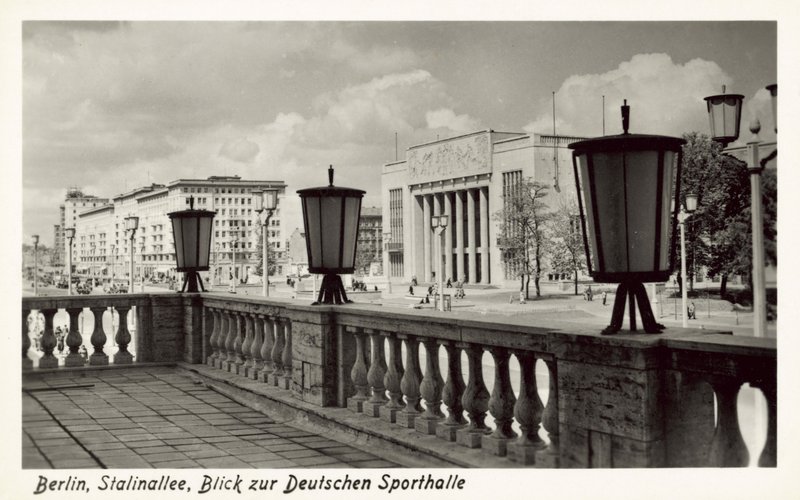 منظر لـ Deutsche Sporthalle ، Stalinallee ، برلين الشرقية ، خمسينيات القرن العشرين (صورة بالأبيض والأسود) بواسطة مصور فوتوغرافي ألماني