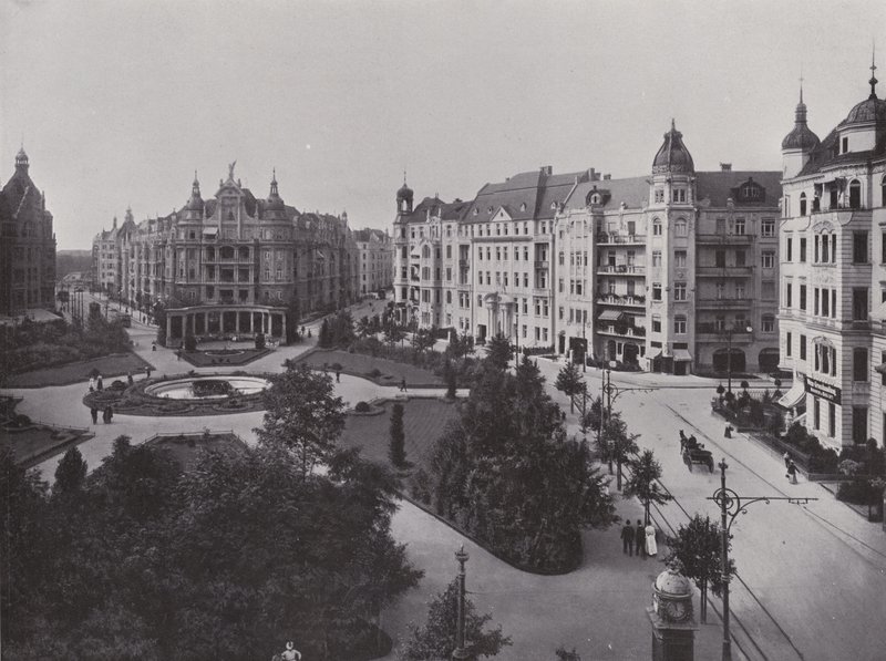 Viktoria Luise-Platz (b/w photo) بواسطة مصور فوتوغرافي ألماني