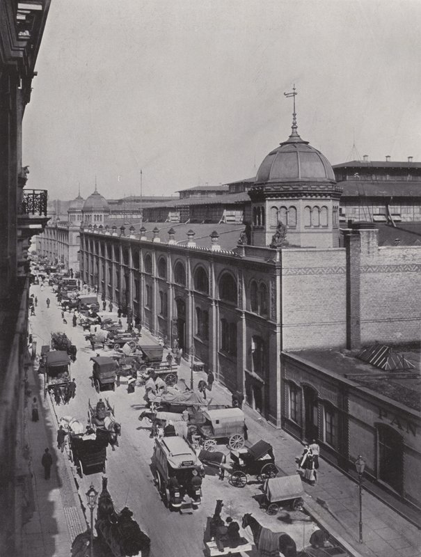أمام Central-Markthalle على Alexander-Platz (صورة b / w) بواسطة مصور فوتوغرافي ألماني