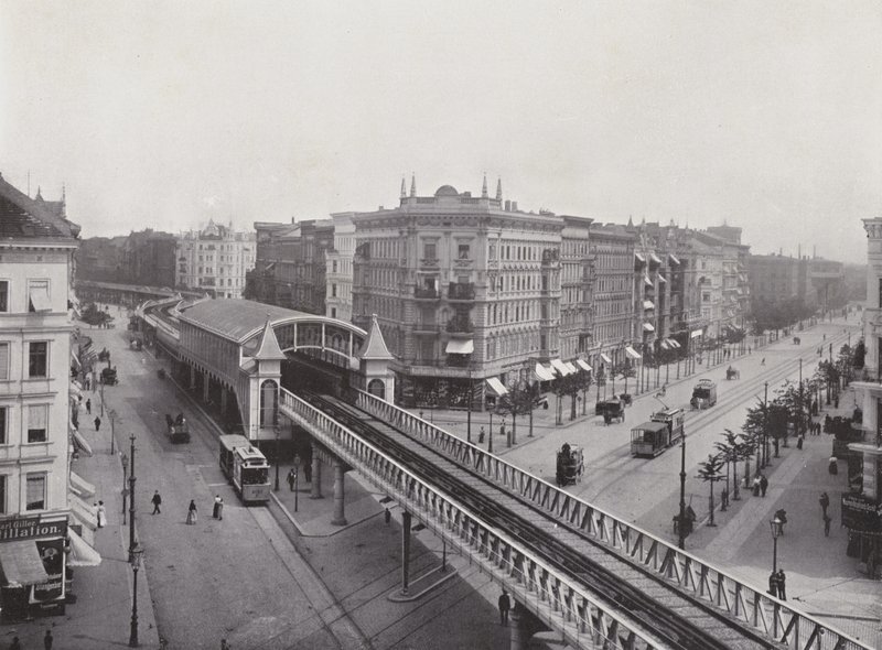 Wiener Strasse مع محطة سكة حديد مرتفعة (b / w photo) بواسطة مصور فوتوغرافي ألماني