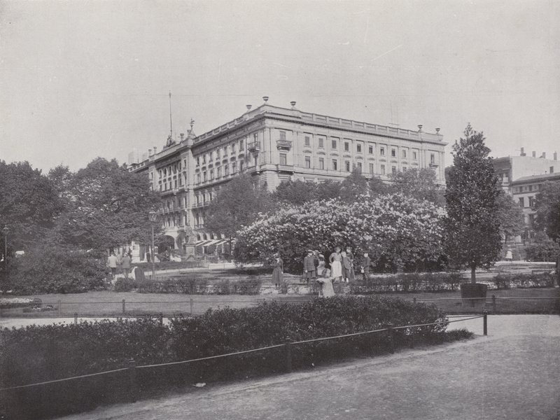 Wilhelms-Platz (b/w photo) بواسطة مصور فوتوغرافي ألماني
