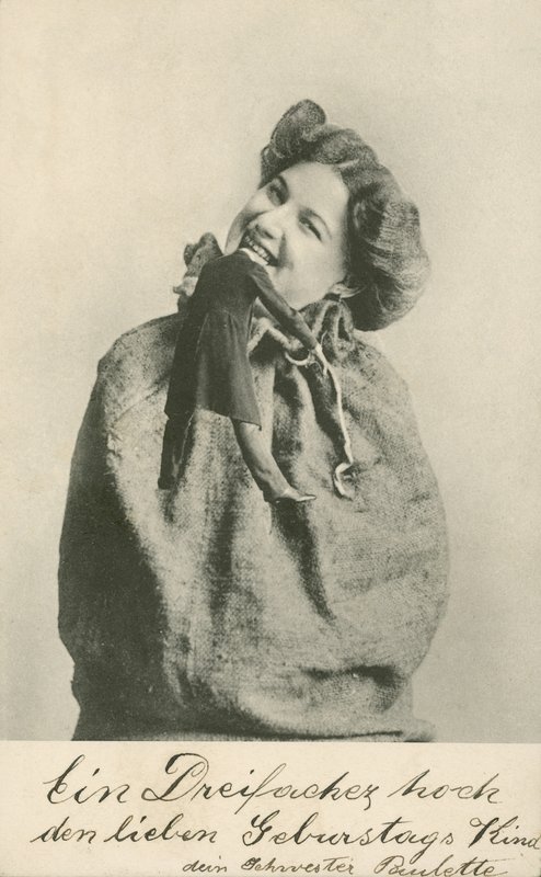 امرأة تعض رأس دمية (صورة ب / ث) بواسطة مصور فوتوغرافي ألماني
