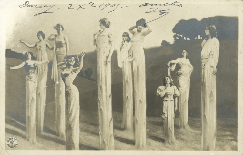 Women on stilts dressed as asparagus (b/w photo) بواسطة مصور فوتوغرافي ألماني