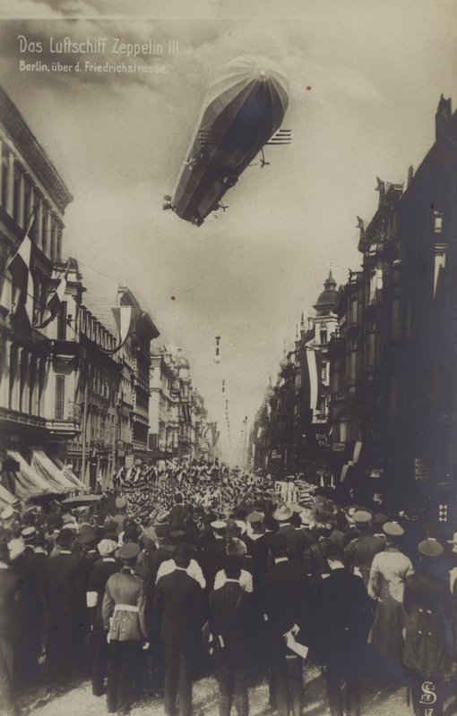 Zeppelin LZ III تحلق فوق شارع Friedrichstrasse ، برلين (b / w photo) بواسطة مصور فوتوغرافي ألماني