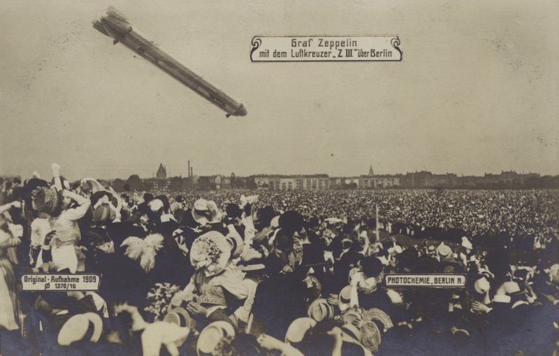 Zeppelin LZ III flying over Berlin بواسطة مصور فوتوغرافي ألماني