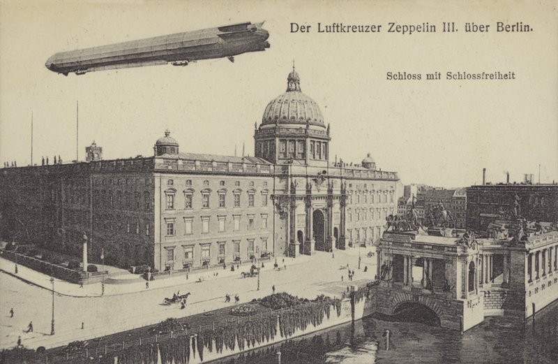 Zeppelin LZ III تحلق فوق قصر المدينة ، برلين (صورة b / w) بواسطة مصور فوتوغرافي ألماني