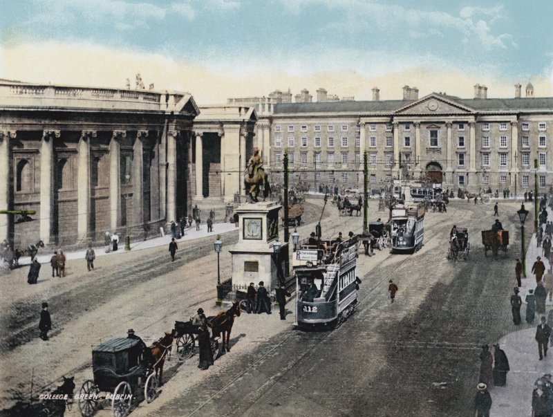 College Green, Dublin (colour photo) بواسطة المصور الأيرلندي