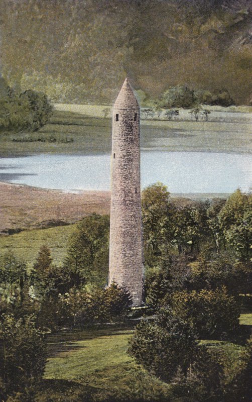أيرلندا: Ancient Round Tower ، Glendalough ، County Wicklow (صورة ملونة) بواسطة المصور الأيرلندي