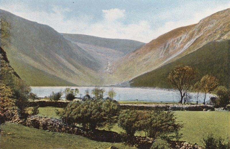 أيرلندا: Upper Lake ، Glendalough ، County Wicklow (صورة ملونة) بواسطة المصور الأيرلندي