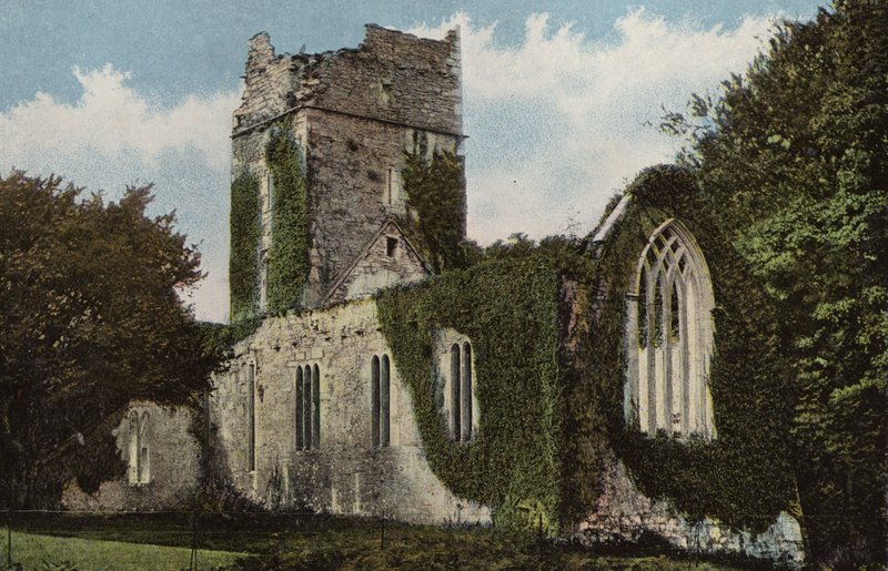 جنوب أيرلندا: Muckross Abbey ، Killarney (صورة ملونة) بواسطة المصور الأيرلندي