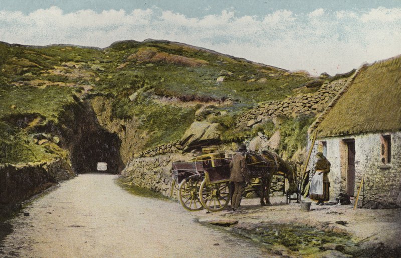 جنوب أيرلندا: نفق بالقرب من Glengarriff ، مقاطعة Cork (صورة ملونة) بواسطة المصور الأيرلندي