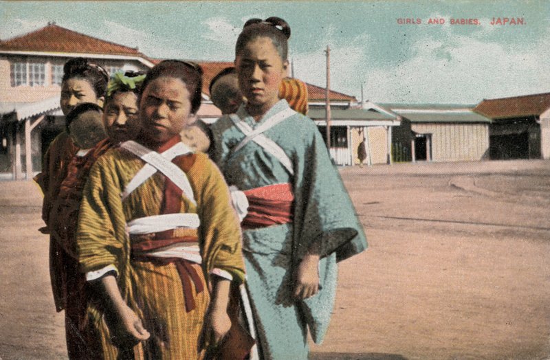 Girls and babies, Japan (photo) بواسطة مصور فوتوغرافي ياباني