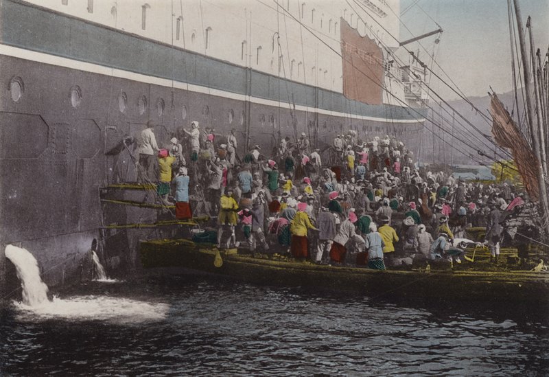 اليابان ، حوالي عام 1912: فحم على السفينة في ميناء ناغازاكي (صورة) بواسطة مصور فوتوغرافي ياباني