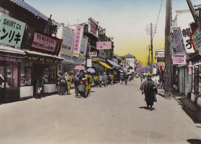 اليابان ، حوالي عام 1912: شارع ماتوماتشي ، كوبي (صورة) بواسطة مصور فوتوغرافي ياباني