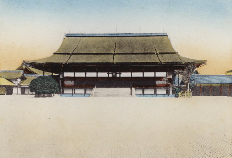 اليابان ، حوالي عام 1912: تم استخدام قاعة Shishinden في قصر كيوتو ، لجمهور العام الجديد ، وغيرها من الاحتفالات الكبيرة ؛ أقيم هنا تنصيب الإمبراطور الحالي في عام 1868 ، كيوتو (صورة) بواسطة مصور فوتوغرافي ياباني