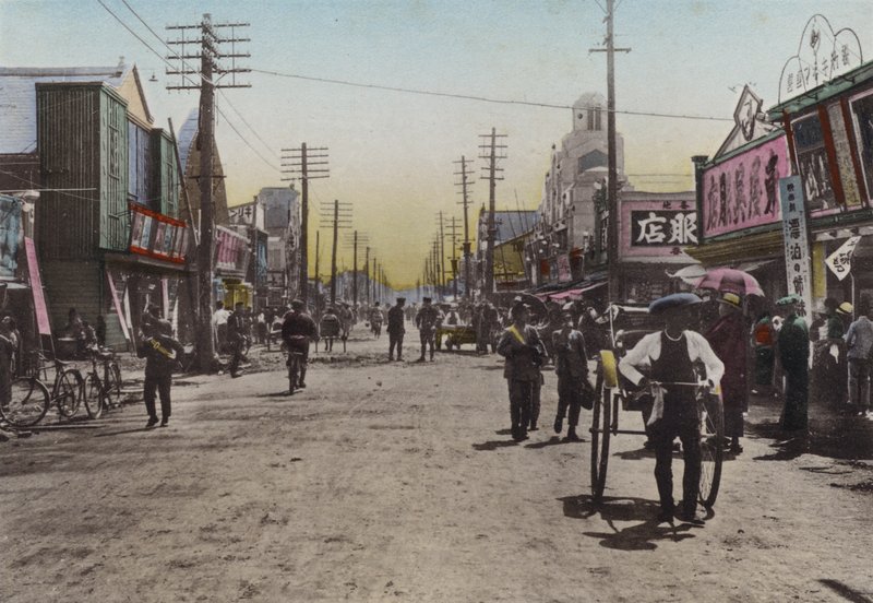 Japan, c.1912: Theatre Street, Yokohama (photo) بواسطة مصور فوتوغرافي ياباني