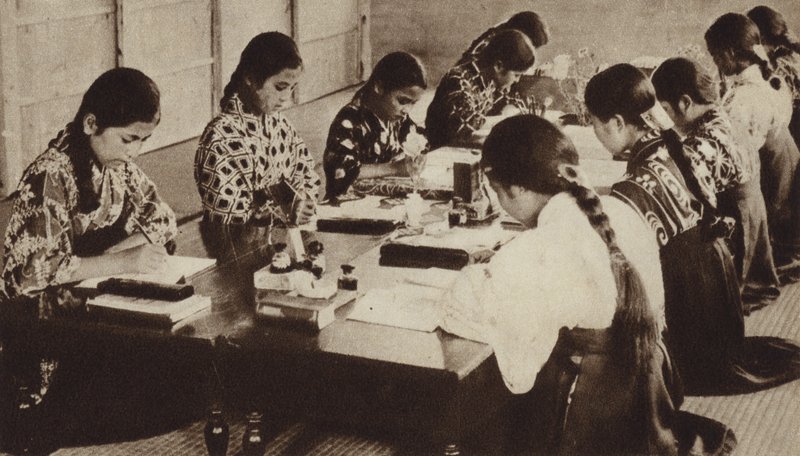 تلاميذ المدارس اليابانية في الفصل (صورة b / w) بواسطة مصور فوتوغرافي ياباني