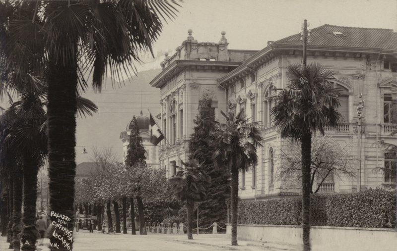 قصر المؤتمرات حيث تم التوقيع على معاهدة لوكارنو في عام 1925 (صورة فوتوغرافية بالأبيض والأسود) بواسطة مصور سويسري