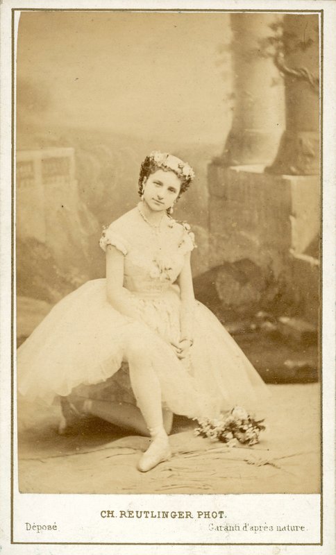 أنجلينا فيوريتي ، راقصة الباليه الإيطالية في أوبرا باريس (صورة b / w) بواسطة Reutlinger Studio (بعد)