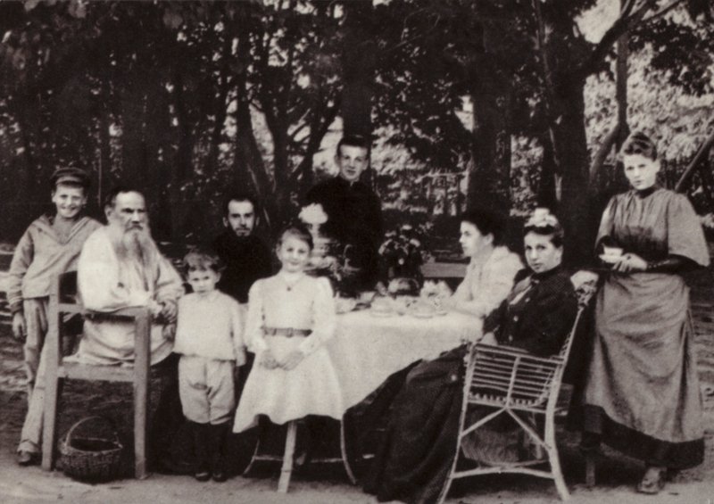 تولستوي مع عائلته على طاولة الشاي في الحديقة ، ياسنايا بوليانا ، 1892 بواسطة مصور روسي
