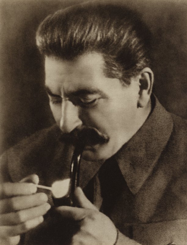 الزعيم السوفيتي جوزيف ستالين يضيء أنبوبه ، 1936 بواسطة مصور روسي