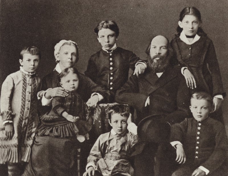 لينين بين عائلته ، سيمبيرسك ، 1879 بواسطة مصور روسي