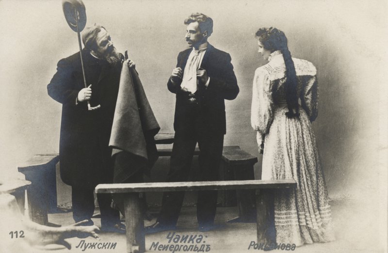 الممثل الروسي Vsevolod Meyerhold (في الوسط) في دور Treplev في إنتاج مسارح الفنون في موسكو أنتون Chekhovs The Seagull ، 1898 بواسطة مصور روسي