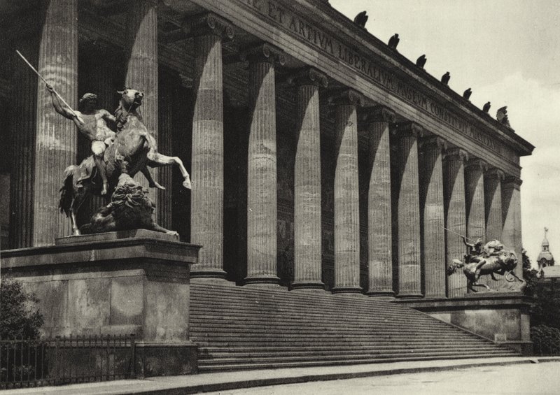 Berlin: Altes Museum; The Old Museum (b/w photo) بواسطة ساشا ستون