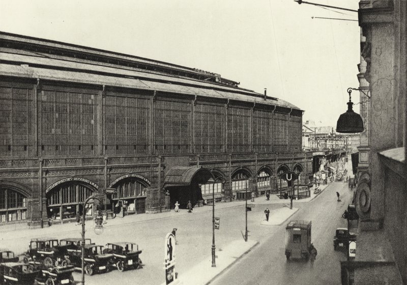 برلين: Bahnhof Friedrichstrasse ؛ محطة فريدريش شتراسه (صورة b / w) بواسطة ساشا ستون