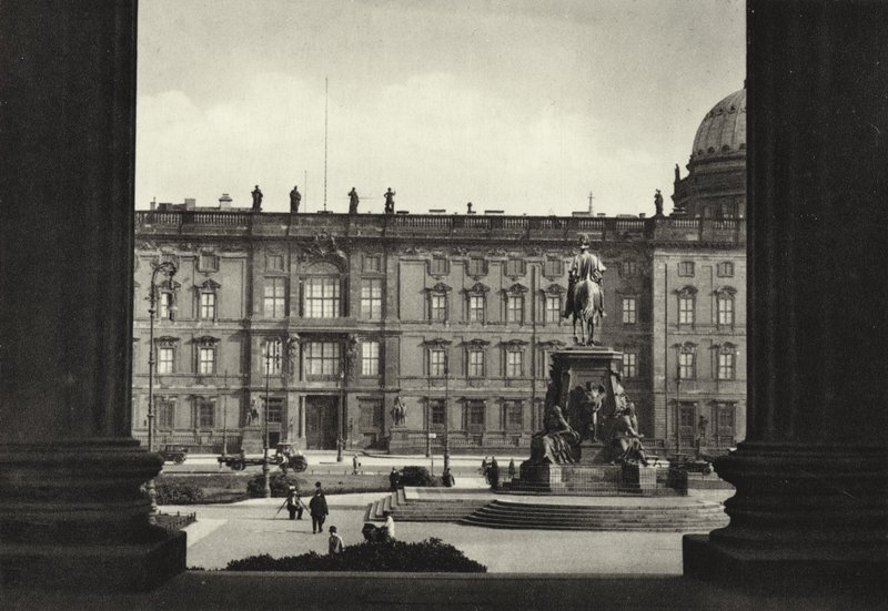 برلين: منظر للقصر والحديقة الترفيهية ؛ منظر للقصر الملكي و Lustgarten (صورة b / w) بواسطة ساشا ستون