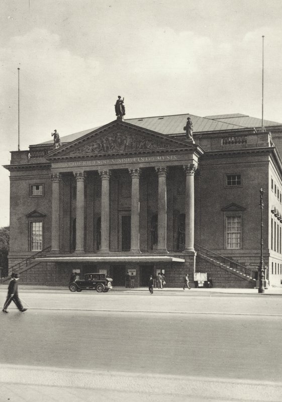 Berlin: Opernhaus; Opera House (b/w photo) بواسطة ساشا ستون
