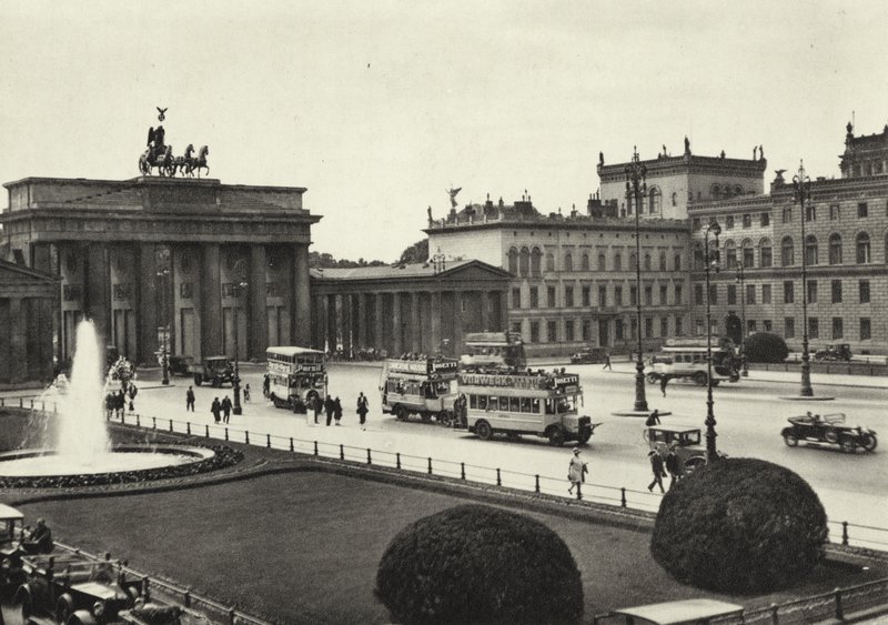 Berlin: Pariser Platz (b/w photo) بواسطة ساشا ستون