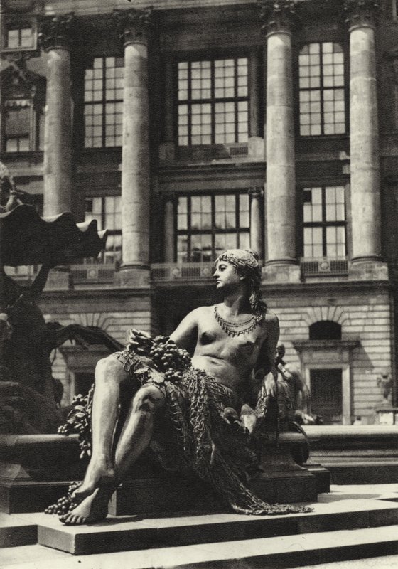 Berlin: Partie vom Schlossbrunnen; Detail of the R Castle Fountain (b/w photo) بواسطة ساشا ستون