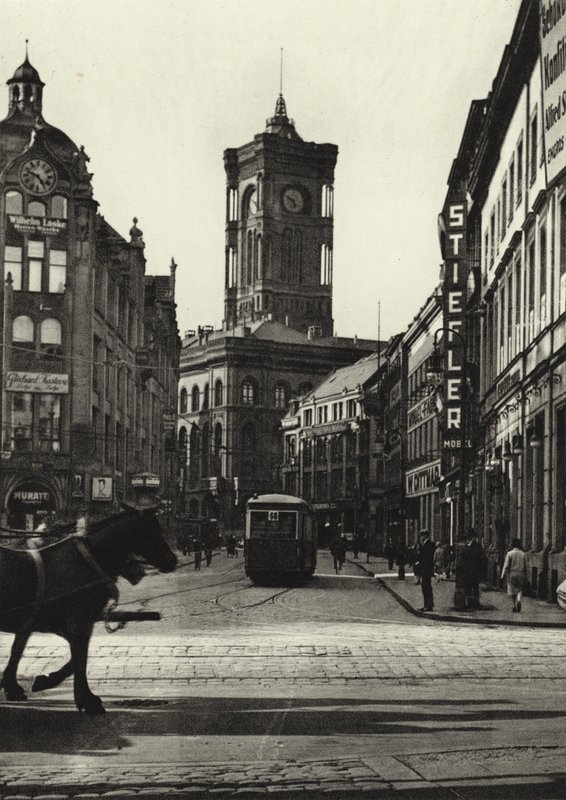 برلين: Rathaus ؛ قاعة المدينة (صورة b / w) بواسطة ساشا ستون