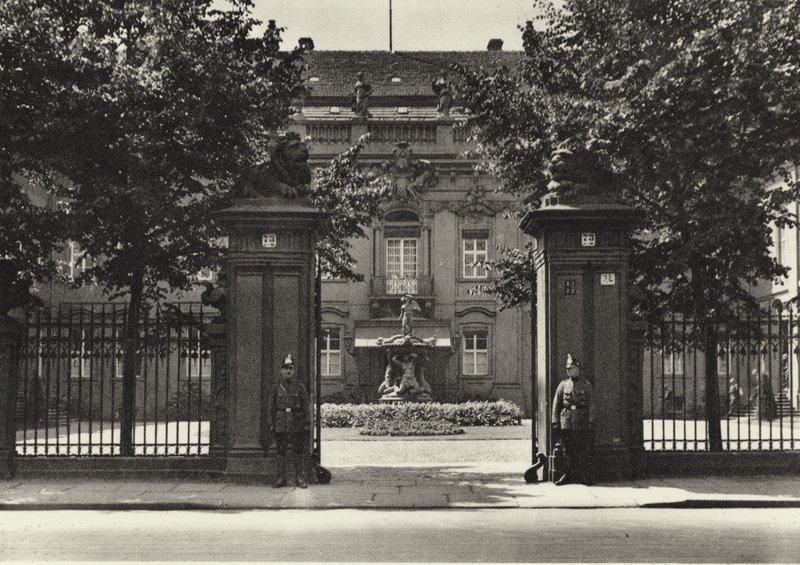 Berlin: Reichsprasidenten-Palais; Residence of the President of the Republic (b/w photo) بواسطة ساشا ستون